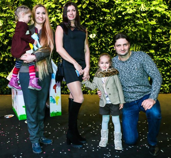 Эдгард Запашный со своей семьей и близкой подругой Эдгард Запашный со своей семьей и близкой подругой