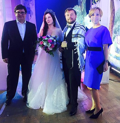 Тележурналист Марианна Максимовская (на фото справа) с супругом Василием Борисовым (на фото слева) с молодоженами Иваном Панферовым и Марией Бройтман