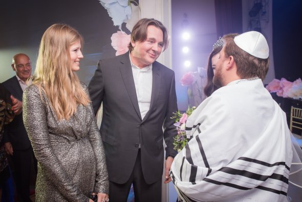 Генеральный директор Первого канала Константин Эрнст и Софья Заика поздравляют молодоженов