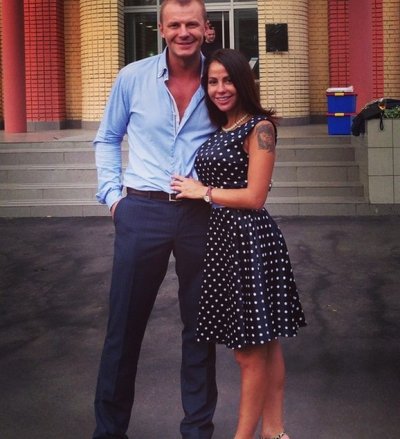 Беркова и Стоянов скромно расписались в Гагаринском ЗАГСе Беркова и Стоянов скромно расписались в Гагаринском ЗАГСе