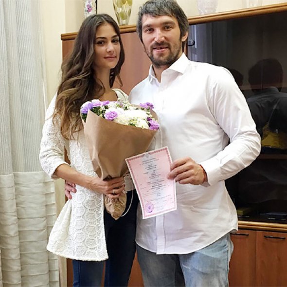 Александр Овечкин с супругой Анастасией Шубской