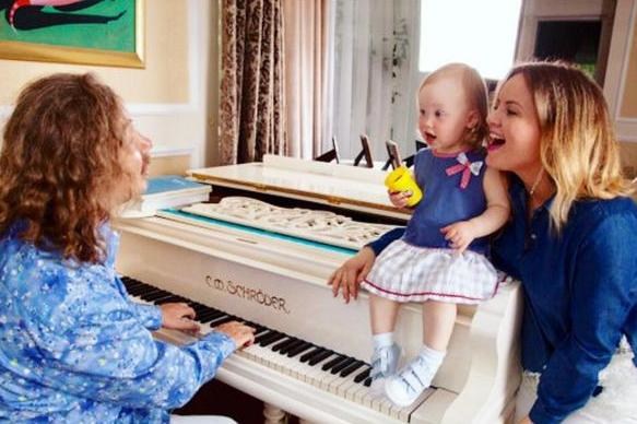 Игорь Николаев и Юлия Проскурякова со своей дочкой Вероникой