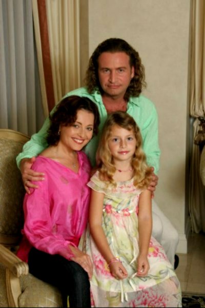 Леонид Агутин и Анжелика Варум со своей дочерью Елизаветой Леонид Агутин и Анжелика Варум со своей дочерью Елизаветой