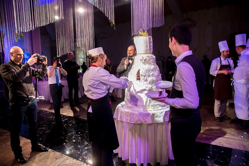 Эксклюзивный свадебный торт в виде подвенечного платья невесты от шеф-кондитера ресторана ARTILAND