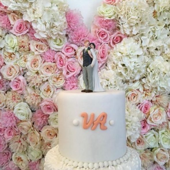 Вера Брежнева сделала интригующую подпись к снимку – Happy VA Day!