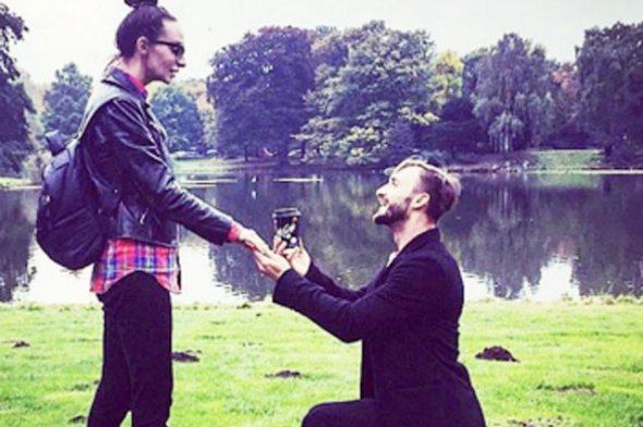 Ранее Константин Мякиньков уже делал шуточное предложение Екатерине Варнаве Ранее Константин Мякиньков уже делал шуточное предложение Екатерине Варнаве