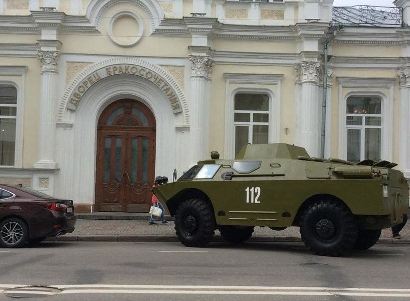 Молодожены из Смоленска приехали в ЗАГС на броневике