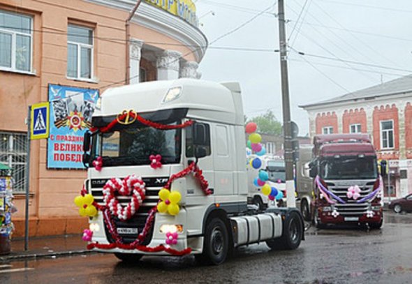 Пара из Орловской области приехала на регистрацию на фуре
