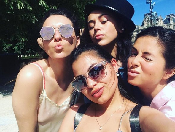 Нюша со своими подругами во Франции