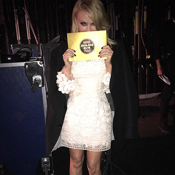 На безымянном пальце Кайли Миноуг красуется шикарное помолвочное кольцо