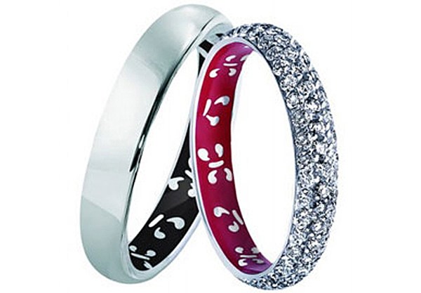 Теперь влюбленные могут выбрать свой собственный семейный цвет, первым носителем которого станут обручальные кольца с фирменным лаком Korloff