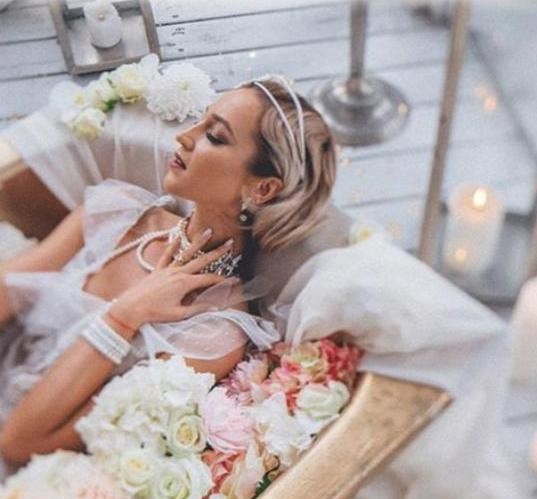 В фотосессии Анны Чуприс принимало участие много российских звезд, например, Ольга Бузова В фотосессии Анны Чуприс принимало участие много российских звезд, например, Ольга Бузова