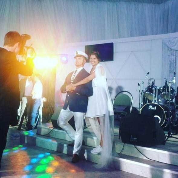 звезда клипа про лабутены на своей свадьбе была в кедах