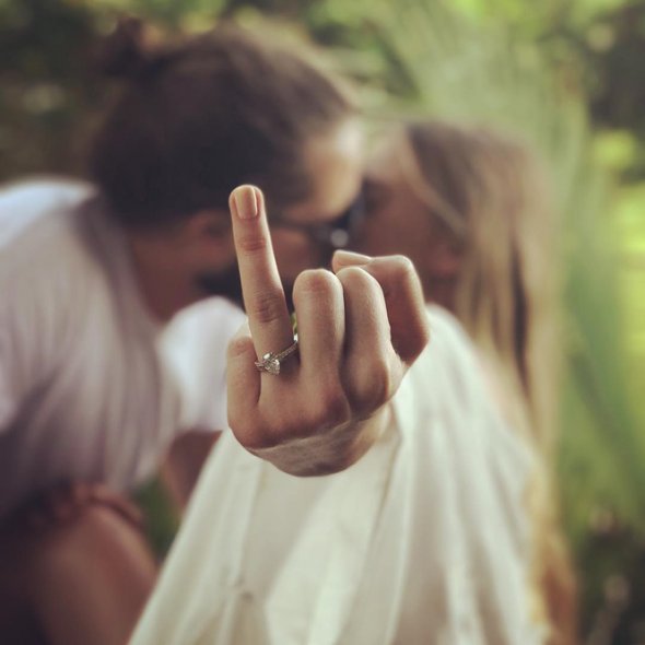 Марго Робби решила прилюдно похвастаться своим обручальным кольцом