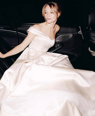 Для торжества Устинова выбрала два свадебных платья