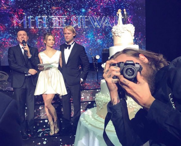 Вел свадьбу Устиновой и Стюарта актер театра и кино Игорь Верник