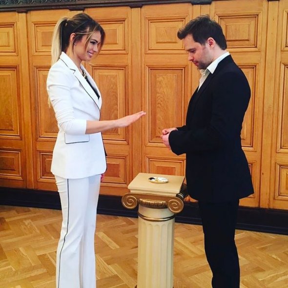 25 апреля в Грибоедовском ЗАГСе Виталий Гогунский и Ирина Маирко поженились 25 апреля в Грибоедовском ЗАГСе Виталий Гогунский и Ирина Маирко поженились