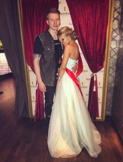 Никита Пресняков со своей невестой Аленой Красновой