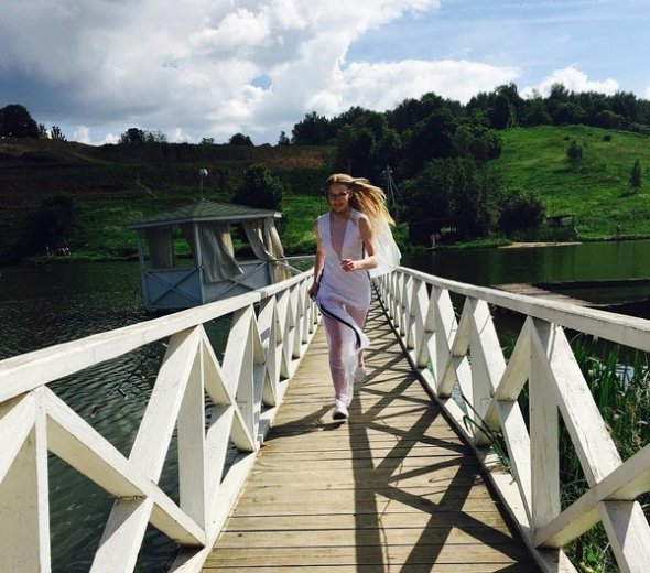 Для новых съемок Светлана Ходченкова примерила свадебное платье Для новых съемок Светлана Ходченкова примерила свадебное платье