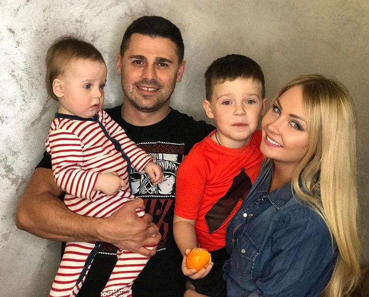 Дарья и Сергей Пынзарь с сыновьями