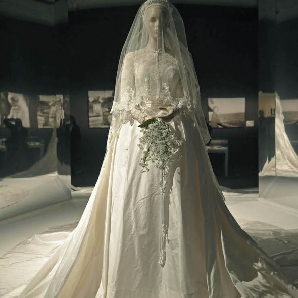 Для свадьбы Миранда Керр искала платье, как у актрисы Грейс Келли Для свадьбы Миранда Керр искала платье, как у актрисы Грейс Келли