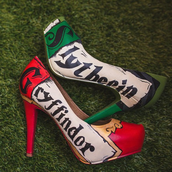 На свадебных туфельках невесты были нанесены логотипы факультетов Хогвардса На свадебных туфельках невесты были нанесены логотипы факультетов Хогвардса