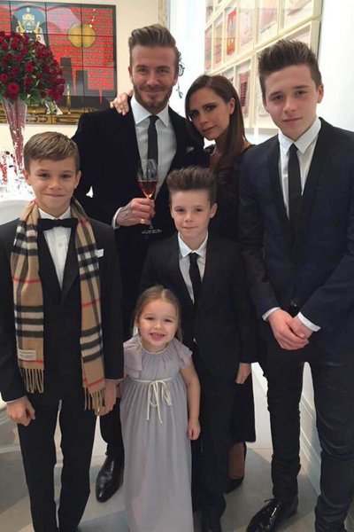 Дэвид и Виктория Бекхэм со своими детьми