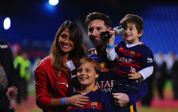 Лионель Месси и Антонелле Рокуццо с сыновьями Тьяго и Матео