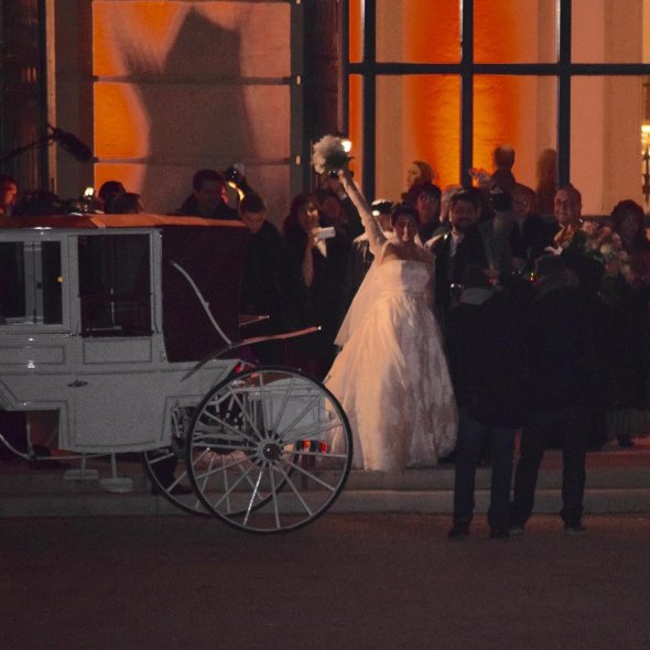 из Дворца Кобург молодожены уехали на белой карете