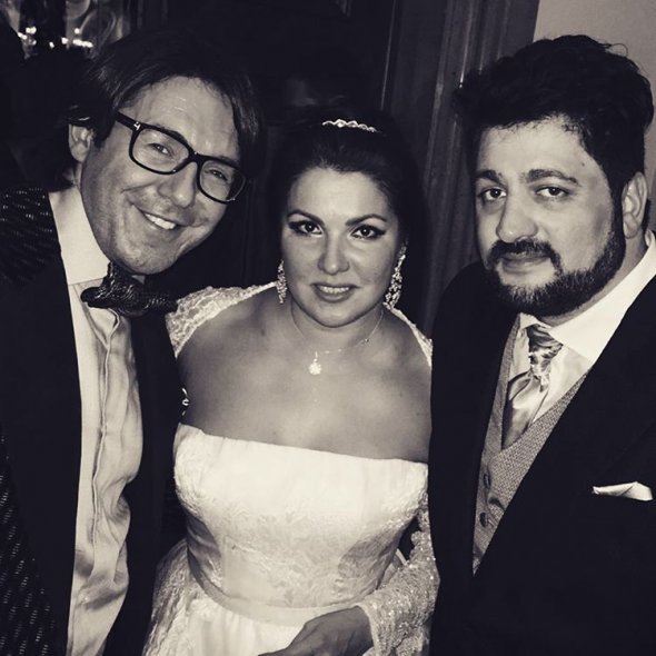 телеведущий Андрей Малахов с молодоженами