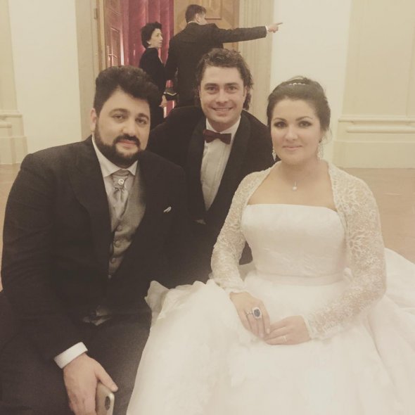 молодожены (Анна Нетребко и Юсиф Эйвазов) и ведущий торжества Дмитрий Оленин