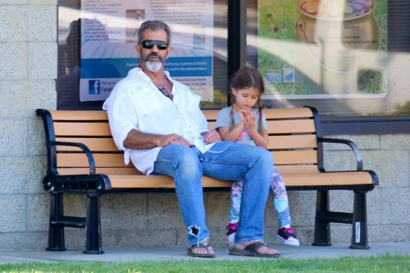 Мел Гибсон с дочерью Люсией