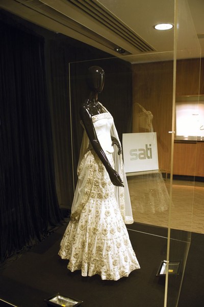 самое дорогое свадебное платье выполнено из шелка и декорировано бриллиантами