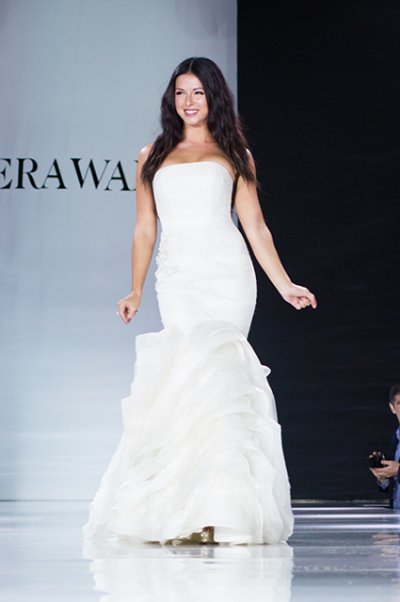 Нюша на показе платьев от Веры Вонг