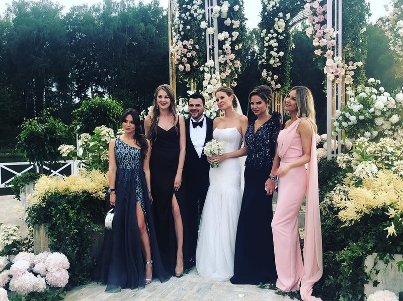 Эмин Агаларов и Алена Гаврилова с подружками невесты Эмин Агаларов и Алена Гаврилова с подружками невесты