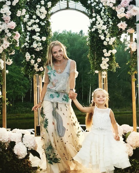 Татьяна Навка с дочкой на свадьбе Эмина Агаларова Татьяна Навка с дочкой на свадьбе Эмина Агаларова