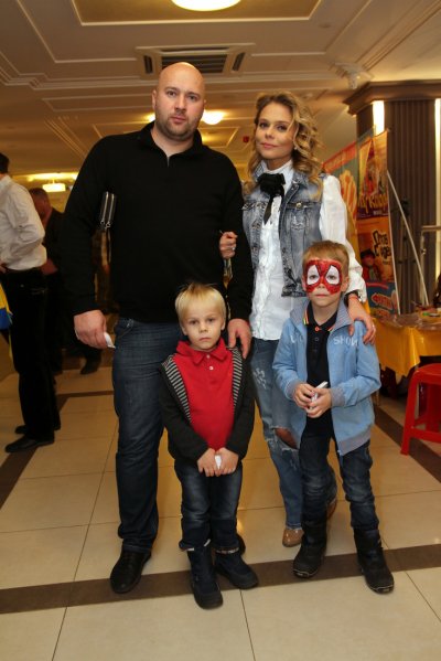 Ксения Новикова с детьми и новым возлюбленным Алексеем