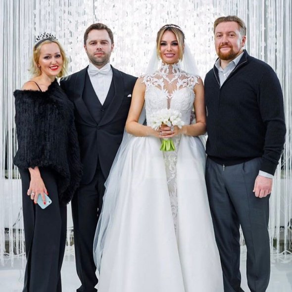 Молодожены с родителями Виталия Молодожены с родителями Виталия