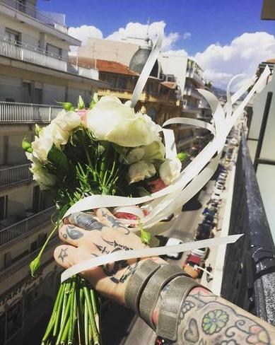 Наргиз Закирова поймала букет невесты на свадьбе своей подруги Азизы