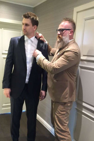 Артем Кузякин примеряет костюм для торжества Артем Кузякин примеряет костюм для торжества