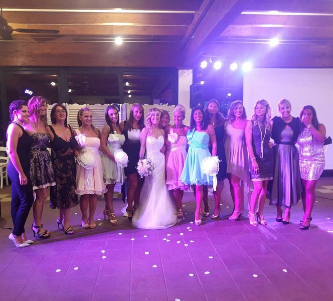 Отсутсвие жениха не помешало Лауре организовать свадьбу своей мечты