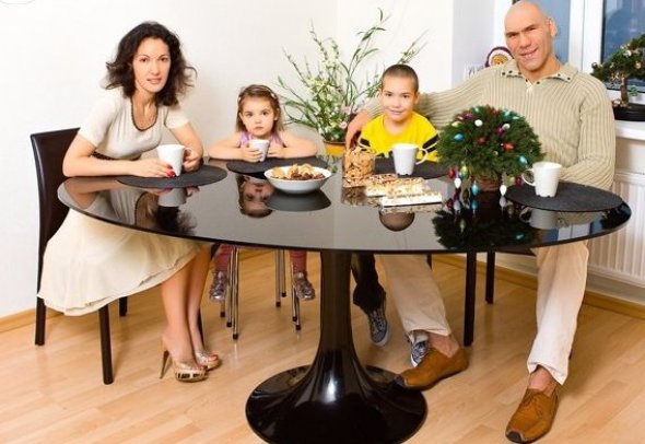 Николай Валуев с женой Галиной. Старшим сыном Григорием и средней дочкой Ириной