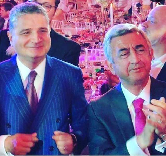 Президент Армении Серж Саргсян (на фото справа)