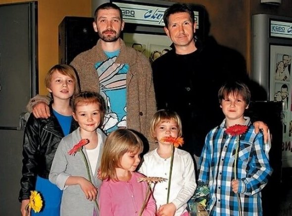 Владимир и Сергей Кристовские со своими детьми