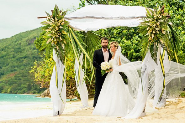 красивую свадебную церемонию Полина Гагарина с мужем Дмитрием решили провести на Сейшельских островах красивую свадебную церемонию Полина Гагарина с мужем Дмитрием решили провести на Сейшельских островах