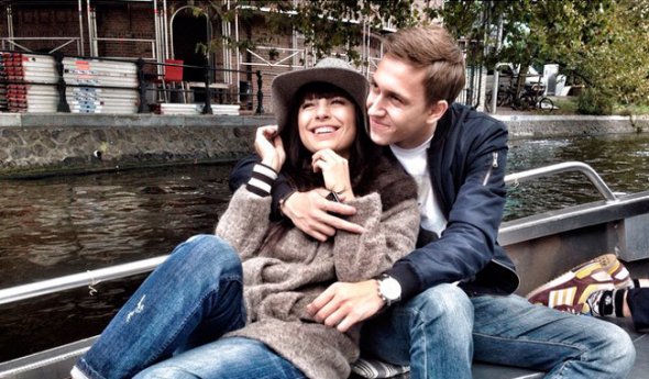 Ребята очень счастливы и все свободное время проводят вместе Ребята очень счастливы и все свободное время проводят вместе