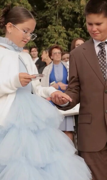 дети Агаты Муцениеце и Павла Прилучного на свадьбе Агаты и Петра