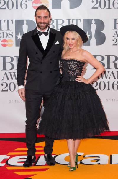 Кайли Миноуг со своим женихом Джошуа Зассе Кайли Миноуг со своим женихом Джошуа Зассе