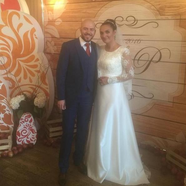 Для регистрации Ваенга выбрала свадебное платье дизайнера Игоря Гуляева