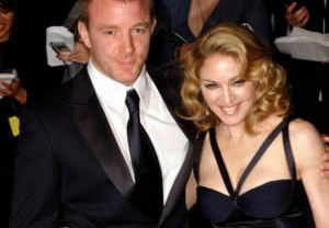 Двадцать второго декабря 2000 года поп-звезда Мадонна и режиссер Гай Ричи стали законными мужем и женой.